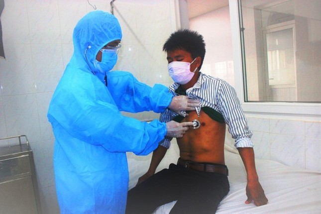 Những 'chiến sĩ áo trắng' Tây Nguyên ngăn dịch bệnh kép ảnh 4