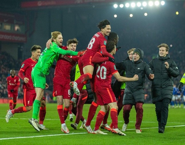 Ngôi sao Nhật Bản tỏa sáng, Liverpool thắng ngược Leicester khó tin ảnh 1