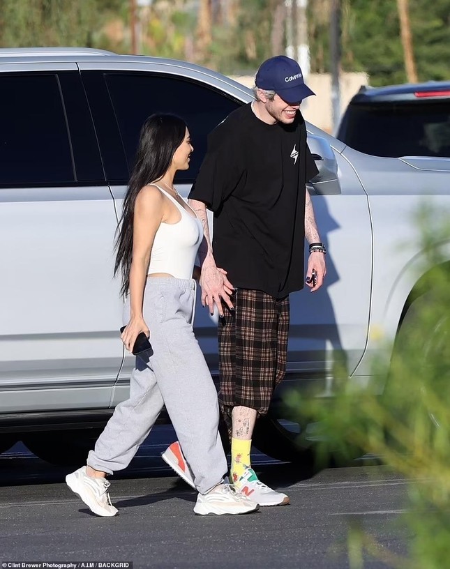 Kim Kardashian tay trong tay trai trẻ kém 13 tuổi, xác nhận hẹn hò ảnh 1