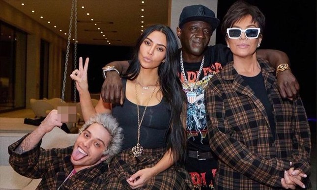 Kim Kardashian tay trong tay trai trẻ kém 13 tuổi, xác nhận hẹn hò ảnh 2