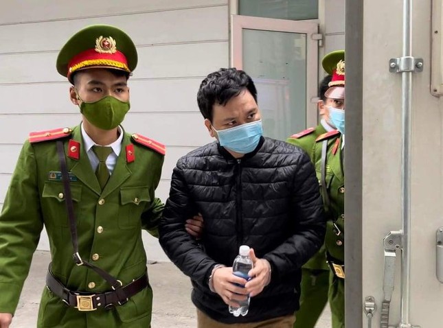 Vợ ông Nguyễn Đức Chung vắng mặt trong phiên toà xét xử chồng ảnh 4