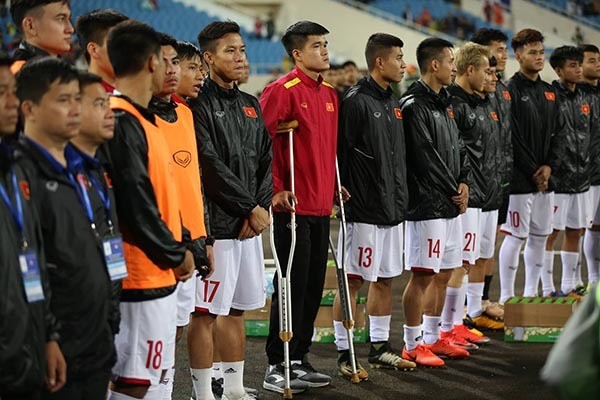 Lục Xuân Hưng chống nạng, bật khóc vì tan mộng Asian Cup 2019 ảnh 1