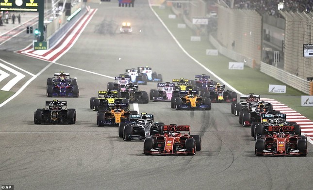 Ferrari gặp sự cố, Lewis Hamilton thắng dễ Bahrain Grand Prix ảnh 1