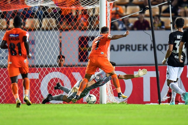 Đặng Văn Lâm bất lực, Muangthong Utd thua thảm Ratchasima ảnh 1