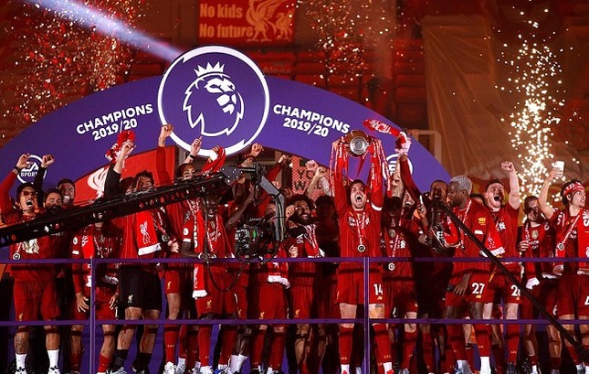 Anfield đỏ rực pháo hoa ngày Liverpool đón cúp vô địch ảnh 3