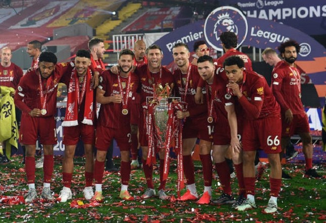 Anfield đỏ rực pháo hoa ngày Liverpool đón cúp vô địch ảnh 11