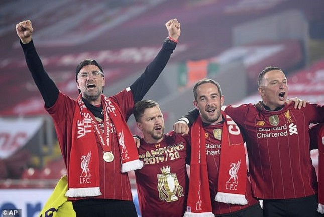 Anfield đỏ rực pháo hoa ngày Liverpool đón cúp vô địch ảnh 2