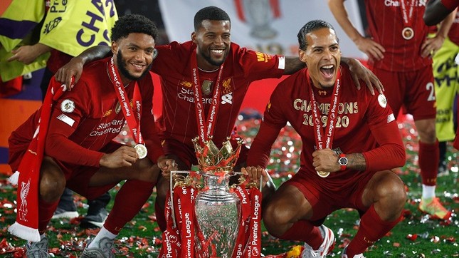 Anfield đỏ rực pháo hoa ngày Liverpool đón cúp vô địch ảnh 8