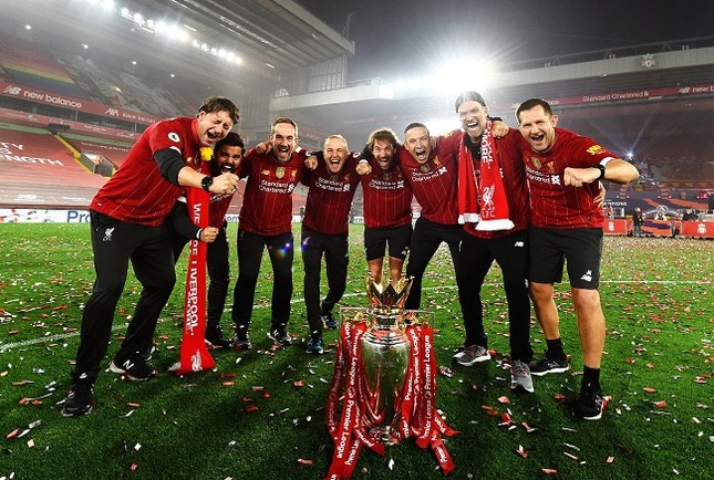 Anfield đỏ rực pháo hoa ngày Liverpool đón cúp vô địch ảnh 7