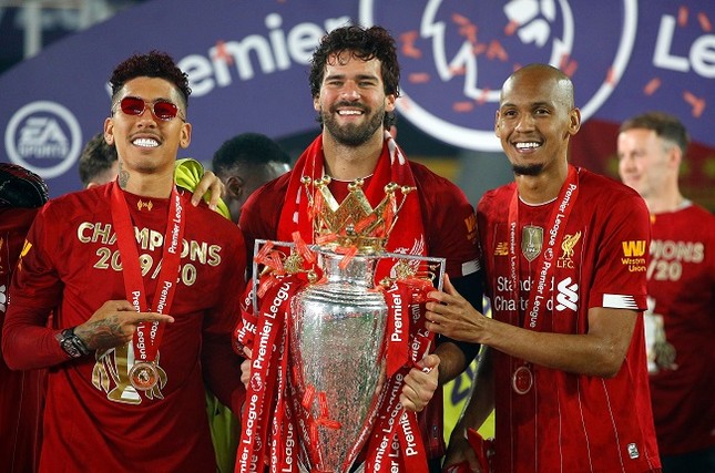 Anfield đỏ rực pháo hoa ngày Liverpool đón cúp vô địch ảnh 10