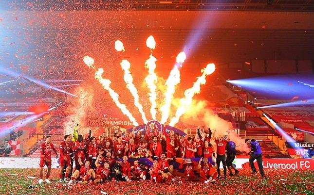 Anfield đỏ rực pháo hoa ngày Liverpool đón cúp vô địch ảnh 1