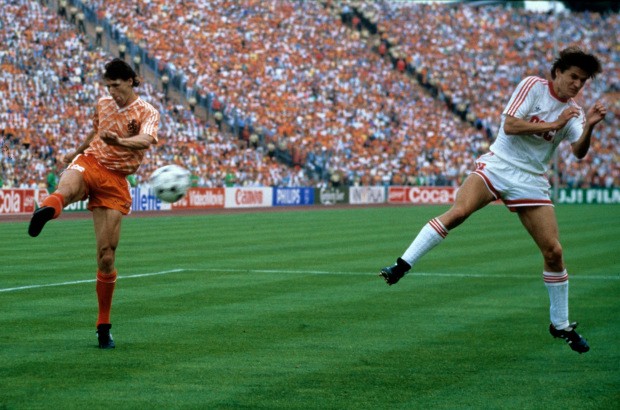 Ngôi sao MLS tái hiện cú vô lê để đời của Van Basten ảnh 1