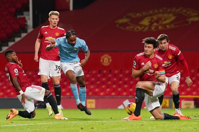 VAR tước phạt đền, M.U chia điểm với Man City ảnh 11