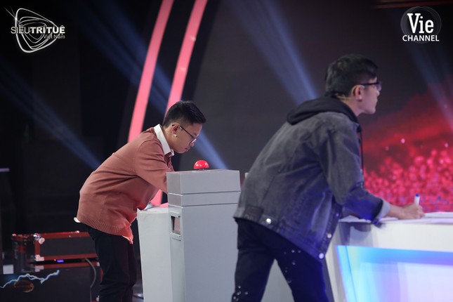 Cao thủ toán học 19 tuổi chiến thắng áp đảo cựu thí sinh Olympia tại Siêu trí tuệ ảnh 2