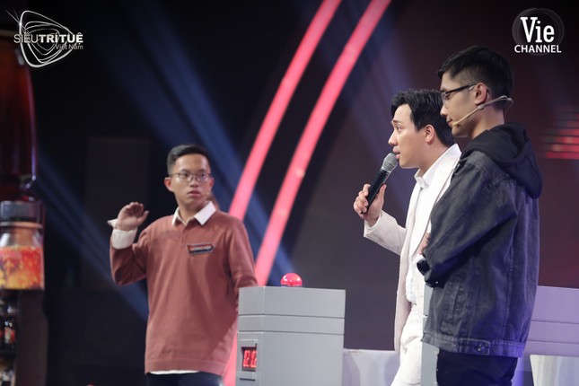 Cao thủ toán học 19 tuổi chiến thắng áp đảo cựu thí sinh Olympia tại Siêu trí tuệ ảnh 1