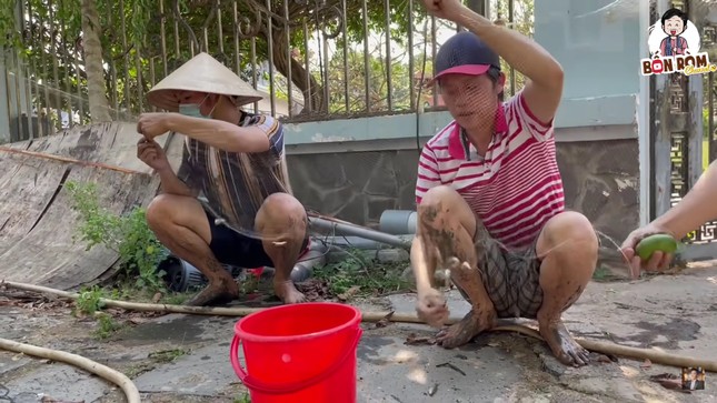 Hoài Linh lấm lem bùn đất, tự tay ra ao thả lưới bắt cá ảnh 3