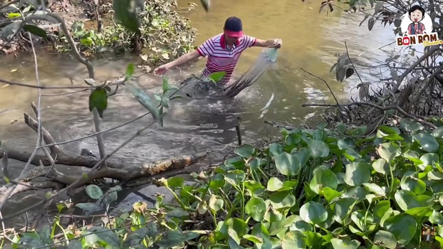 Hoài Linh lấm lem bùn đất, tự tay ra ao thả lưới bắt cá ảnh 2
