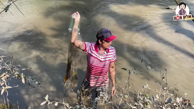 Hoài Linh lấm lem bùn đất, tự tay ra ao thả lưới bắt cá ảnh 4