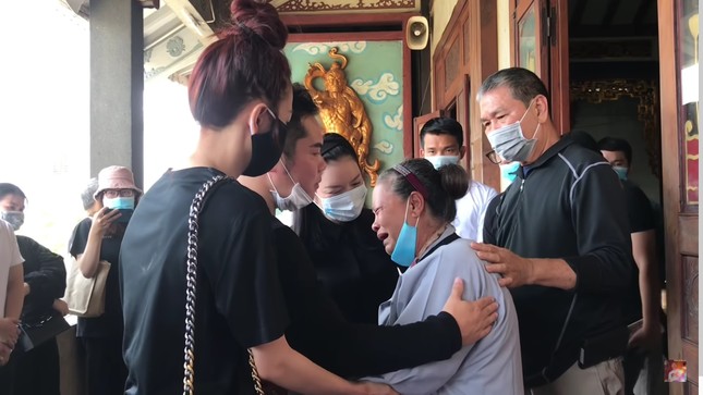 Lý Nhã Kỳ bật khóc xin lỗi mẹ 'phù thủy' trang điểm Minh Lộc, nhận chu cấp từ nay về sau ảnh 2