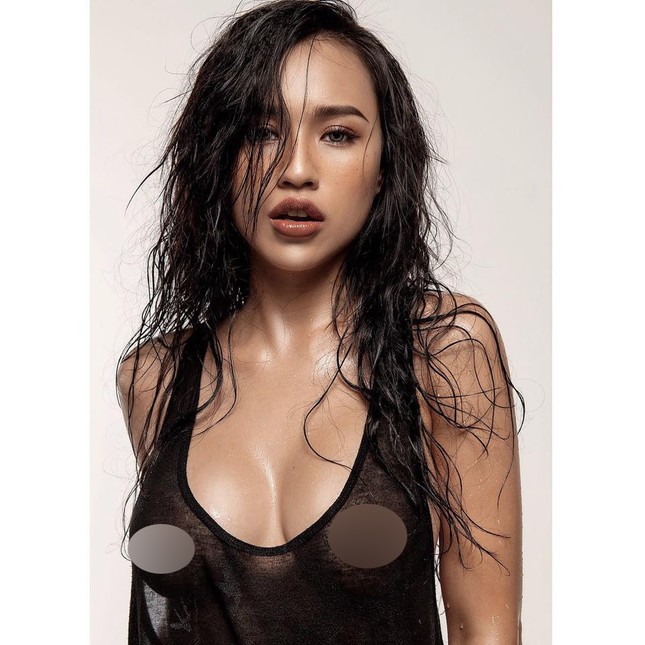 DJ Tít thả rông vòng 1, lấy dừa che chắn gây phản cảm ảnh 2