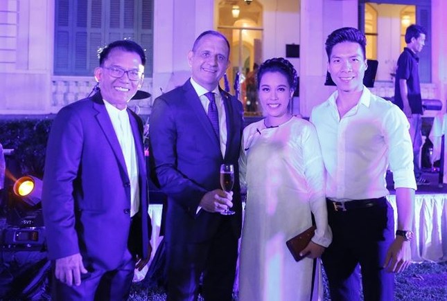Showbiz 15/7:Clip Trấn Thành đoán kết quả World Cup bằng dép gây sốt ảnh 1