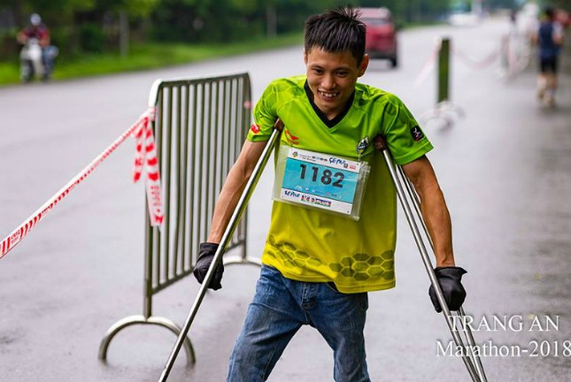 Chàng trai chống nạng chinh phục 10 km giải marathon ảnh 1