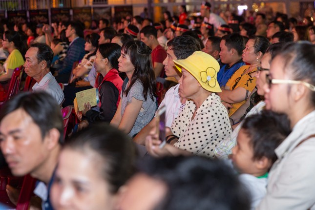 Hoa hậu Mỹ Linh làm MC trong chương trình chào xuân cho công nhân ảnh 4