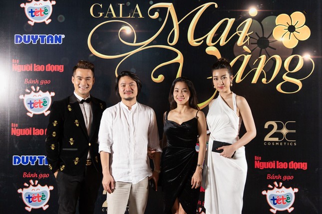 Hoa hậu Mỹ Linh làm MC trong chương trình chào xuân cho công nhân ảnh 8
