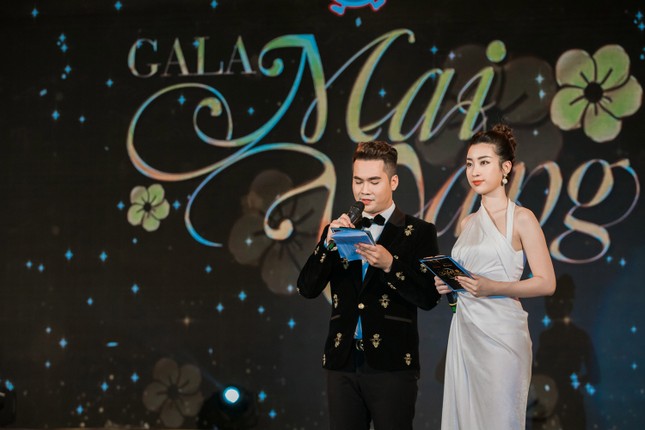 Hoa hậu Mỹ Linh làm MC trong chương trình chào xuân cho công nhân ảnh 2