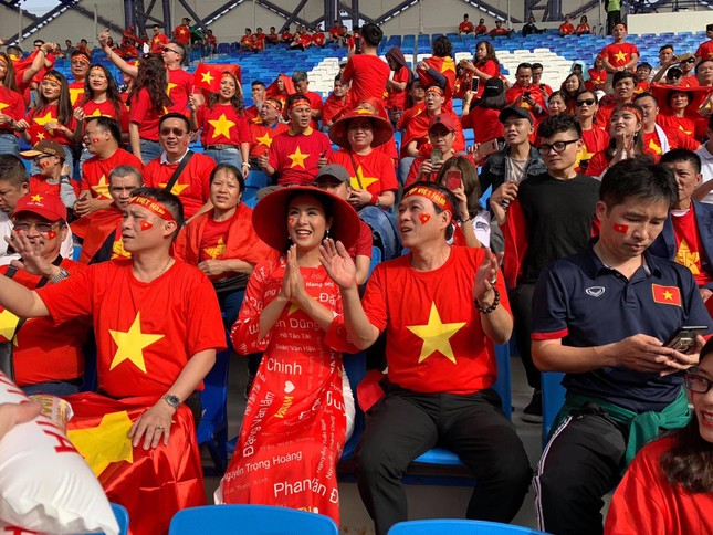 Hoa hậu Ngọc Hân mặc áo dài rạng rỡ trên khán đài cổ vũ tuyển Việt Nam ảnh 3