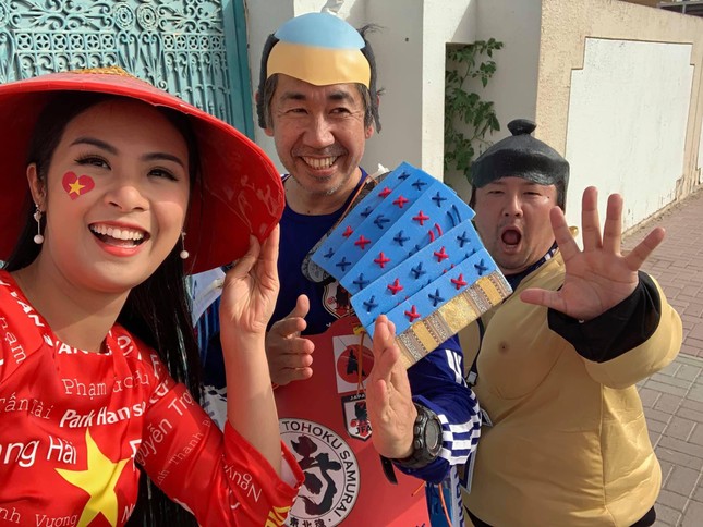 Hoa hậu Ngọc Hân mặc áo dài rạng rỡ trên khán đài cổ vũ tuyển Việt Nam ảnh 4