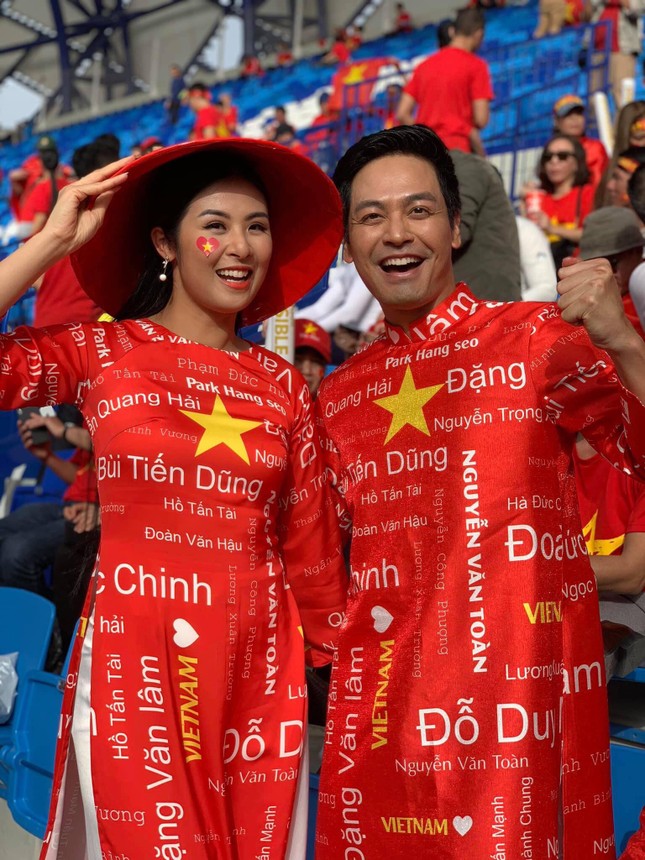 Hoa hậu Ngọc Hân mặc áo dài rạng rỡ trên khán đài cổ vũ tuyển Việt Nam ảnh 7