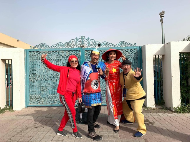 Hoa hậu Ngọc Hân mặc áo dài rạng rỡ trên khán đài cổ vũ tuyển Việt Nam ảnh 13