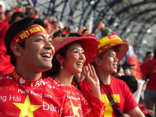 Hoa hậu Ngọc Hân mặc áo dài rạng rỡ trên khán đài cổ vũ tuyển Việt Nam ảnh 14