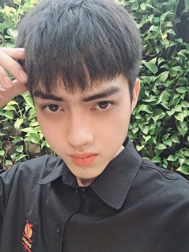 'Hot boy bàn bên' ĐH Tôn Đức Thắng khiến dân mạng rần rần tìm kiếm ảnh 8