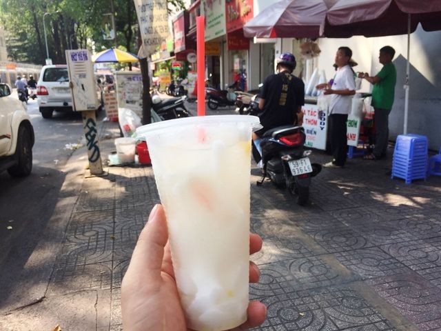Kiếm bạc triệu mỗi ngày nhờ bán dừa mùa nắng nóng ảnh 1