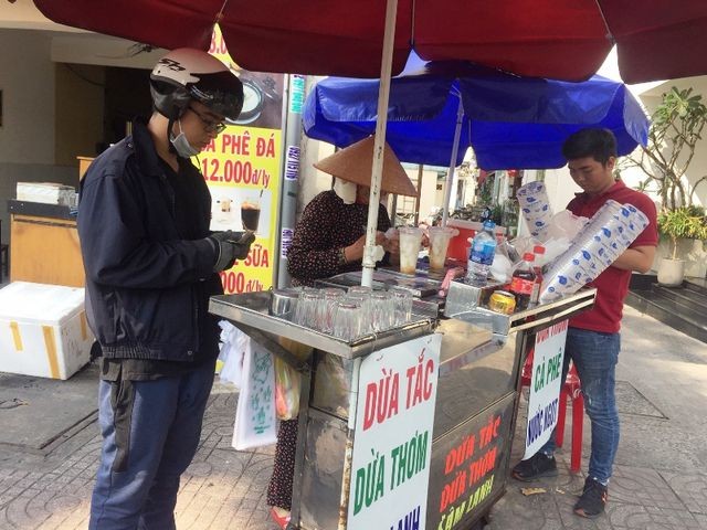 Kiếm bạc triệu mỗi ngày nhờ bán dừa mùa nắng nóng ảnh 2