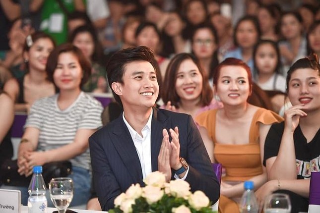 Showbiz 22/6: Bất ngờ với nghề nghiệp của vợ MC Lại Văn Sâm ảnh 4