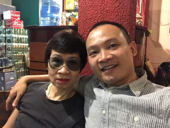Showbiz 22/6: Bất ngờ với nghề nghiệp của vợ MC Lại Văn Sâm ảnh 1