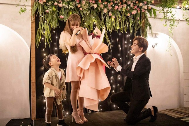 Showbiz 22/6: Bất ngờ với nghề nghiệp của vợ MC Lại Văn Sâm ảnh 7