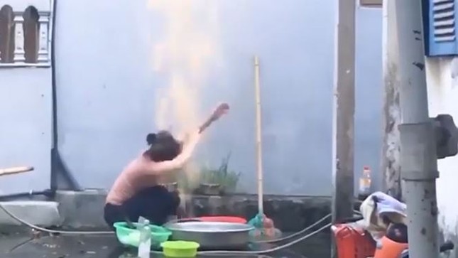 YouTuber đổ nước mắm lên người mẹ để ăn mừng: 'Thông điệp' tiêu cực tới xã hội ảnh 4