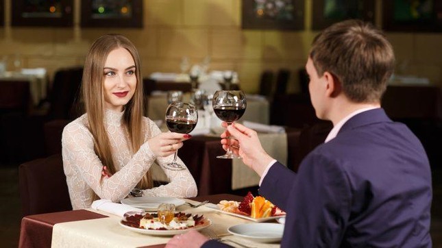 Giới trẻ Mỹ đồng ý gặp mặt, hẹn hò để được mời 'ăn chùa' ảnh 1