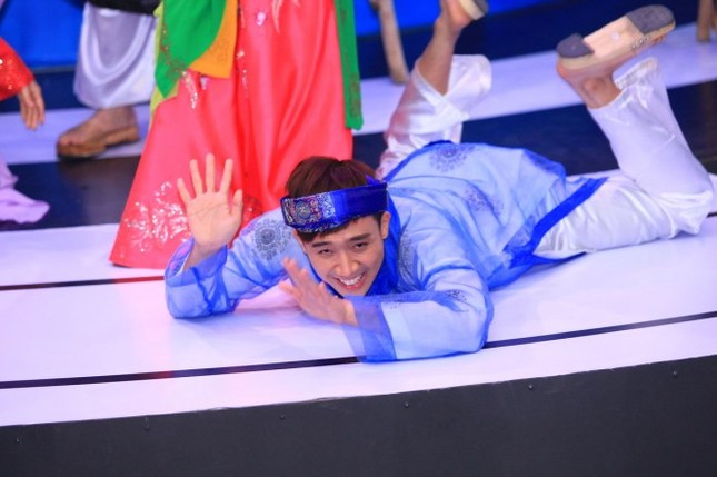 Trấn Thành gặp 'sự cố' trên sân khấu khiến khán giả ôm bụng cười ảnh 7
