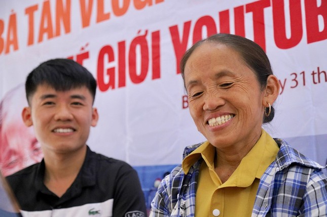 Fan gửi 'tâm thư' yêu cầu con trai để video bà Tân Vlog chân thật như trước ảnh 7