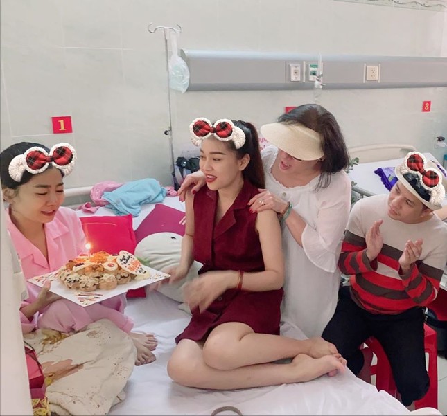 Mai Phương thổi nến đón sinh nhật trên giường bệnh ảnh 1