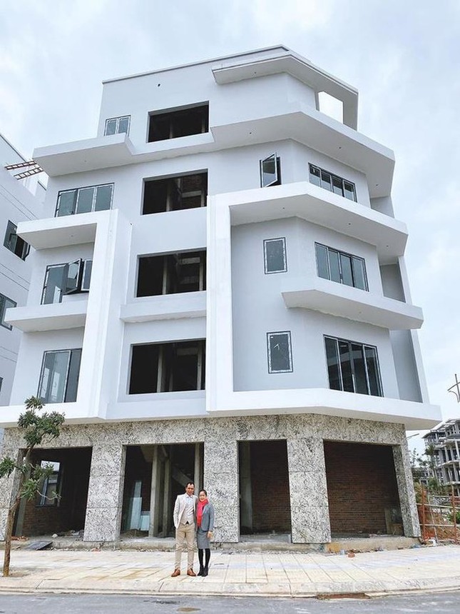 Hòa Minzy xây nhà 5 tầng tặng bố mẹ ảnh 1