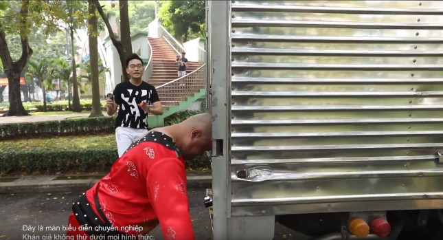 Lộ diện kỷ lục gia Việt Nam dùng đầu 'cân' cả thế giới ảnh 2