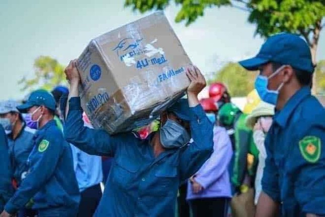 Gửi cả 'siêu thị' vào khu cách ly: Xót người nhà, ai xót các chiến sĩ dân quân? ảnh 1