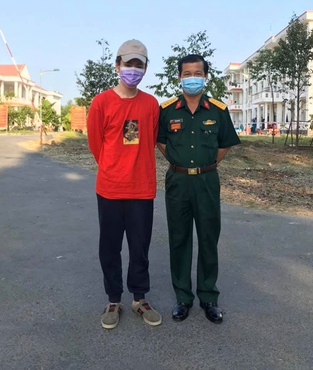 Con trai hết cách ly tập trung, bạn gái kém 16 tuổi của Chi Bảo chia sẻ hài hước ảnh 1