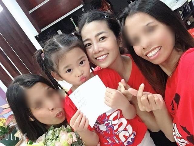Bạn thân chia sẻ xúc động về hai vú nuôi đang chăm sóc con gái Mai Phương ảnh 1